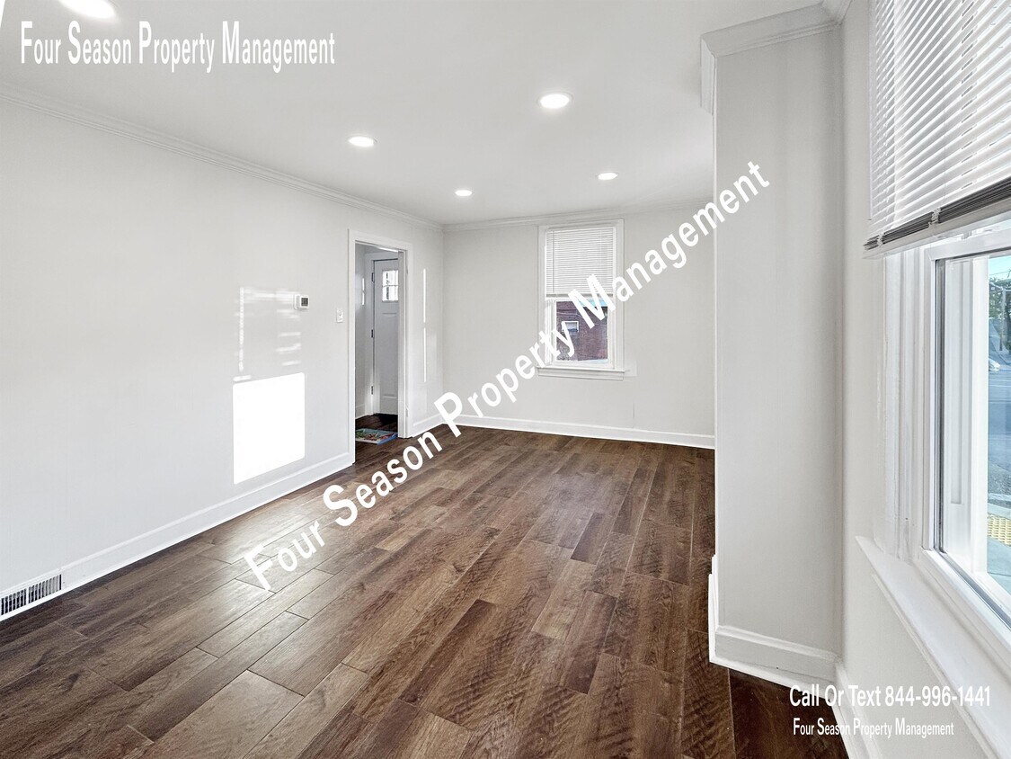 Foto principal - 300 E Franklin St