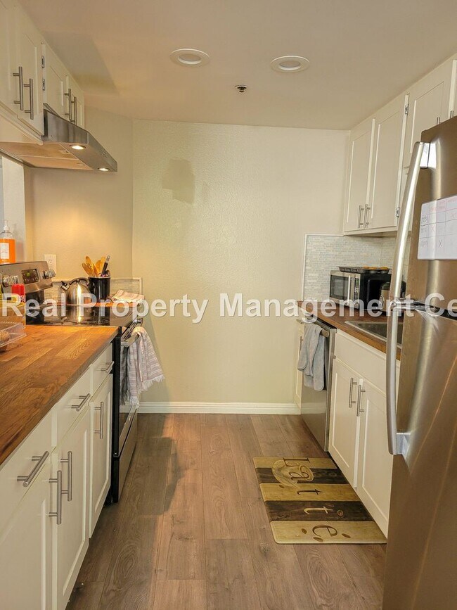 Building Photo - AVAILABLE MARCH - 2 Bedroom / 1 Bathroom S...