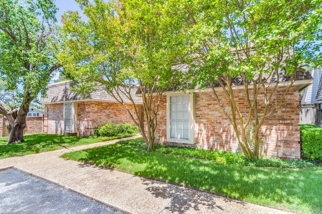 Foto del edificio - RENOVATED SINGLE-STORY ALAMO HEIGHTS CONDO...