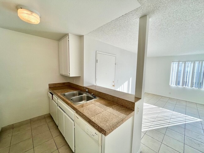 Building Photo - 2BD/2BTH with Central A/C, Private Patio, Walk-In Closet, Onsite Laundry, and Parking!