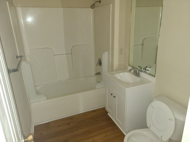 Foto del edificio - Burlington 4 Bed, 1 Bath - Nice Neighborhood