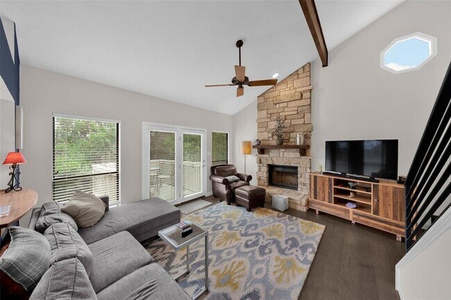 Foto del edificio - 4404 Travis Country Cir