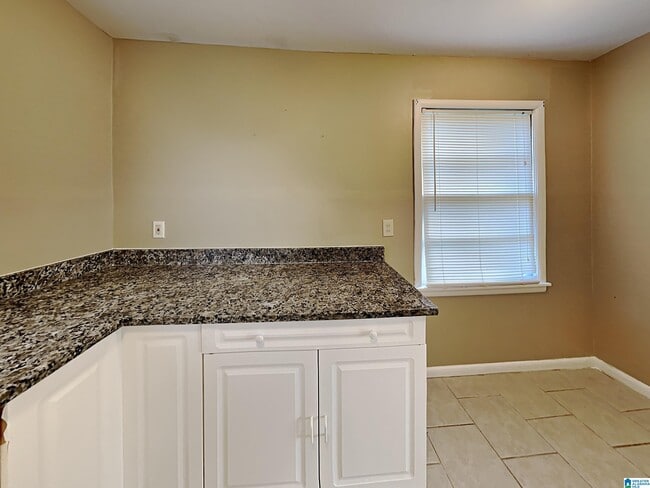 Building Photo - 2612 Wood Dr NE