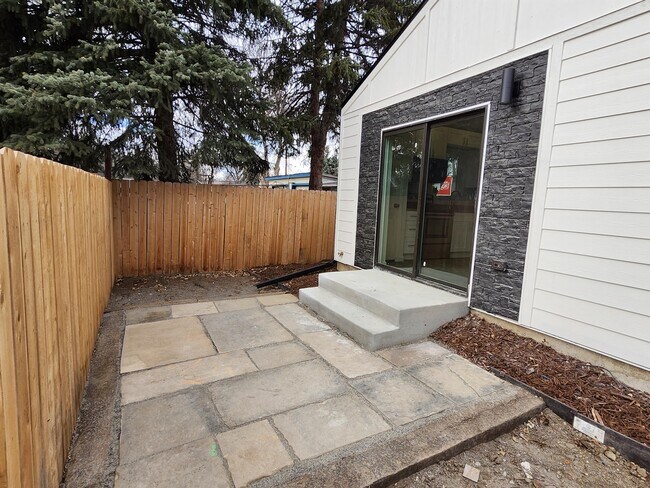 Foto del edificio - 1090 Highland Dr