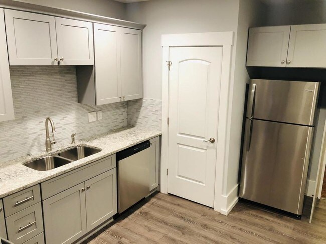 Foto del edificio - 13 West 8th St Unit 1