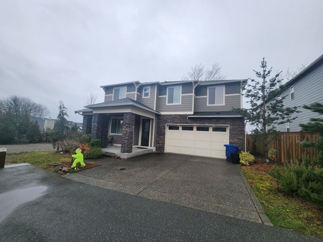 Primary Photo - Large Spacious 4 Bed Home