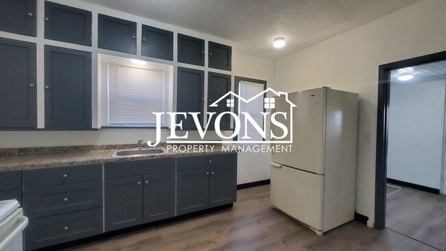Building Photo - Available Now! 2BR, 1Bath house in Yakima
