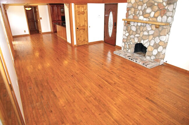 Building Photo - 268 Lake Sherwood Dr