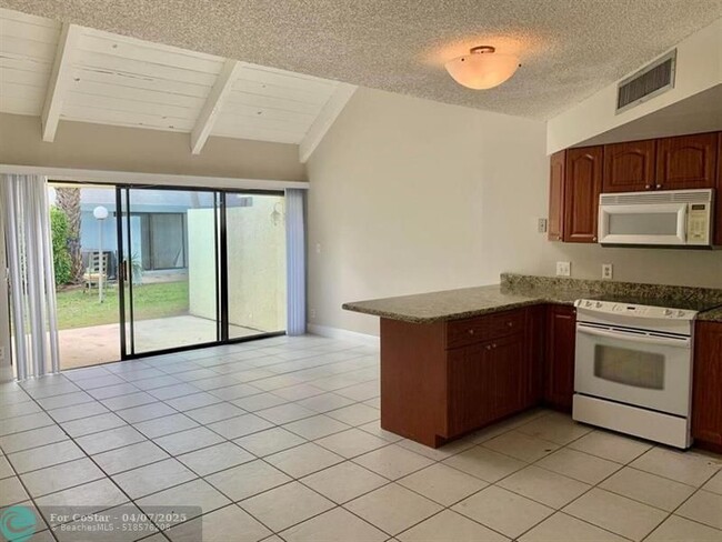 Foto del edificio - 49 Deer Creek Rd