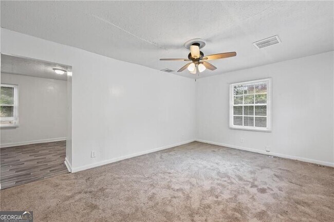 Building Photo - 305 Banberry Dr SE