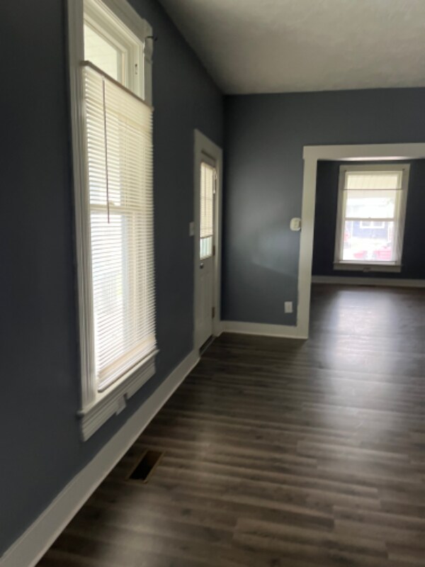 Building Photo - 2223 b