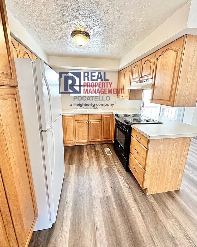 Building Photo - 4 Bedroom 2 Bath - 1 Car Garage - Dogs negotiable