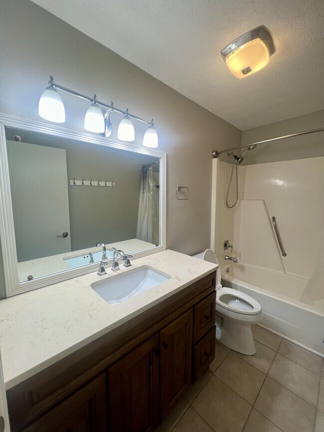 Foto del edificio - 1221 Crest Brook Dr