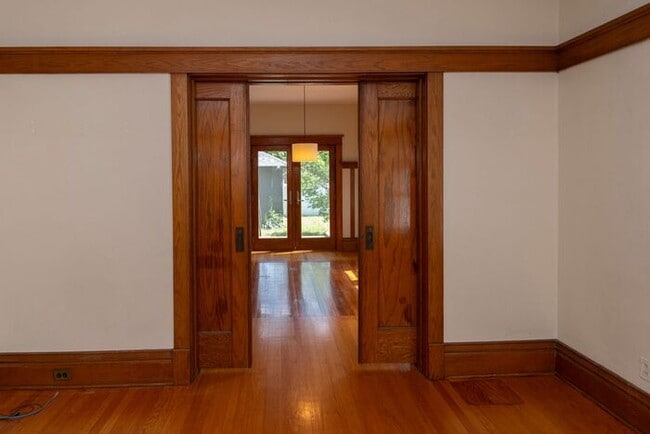 Foto del edificio - Near Northwest Neighborhood in South Bend 4 bedroom Craftsman style 2-story