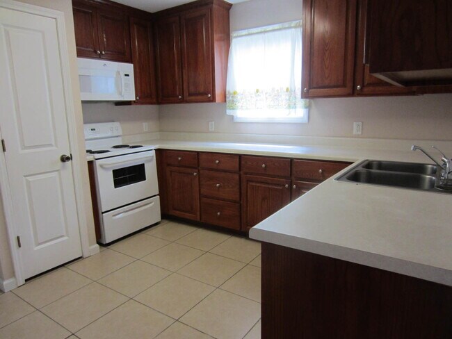 Building Photo - 3 Bedroom / 3 Bath House