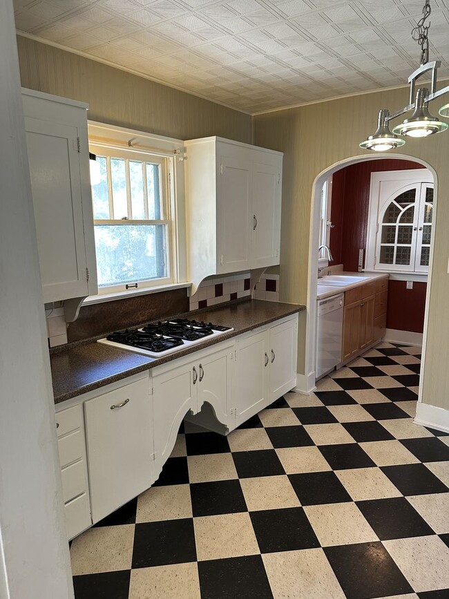 Building Photo - Large Craftsman Style Home