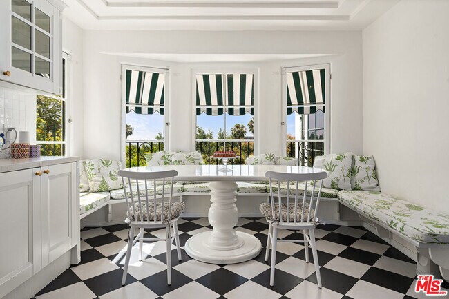 Foto del edificio - 7918 Hillside Ave
