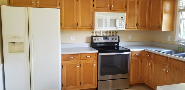 Building Photo - 2217 Sassafras Dr