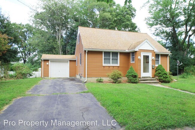 Building Photo - 3 br, 1 bath House - 14 Lynn Circle