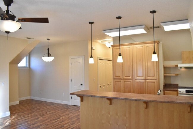 Building Photo - 400 Davis St