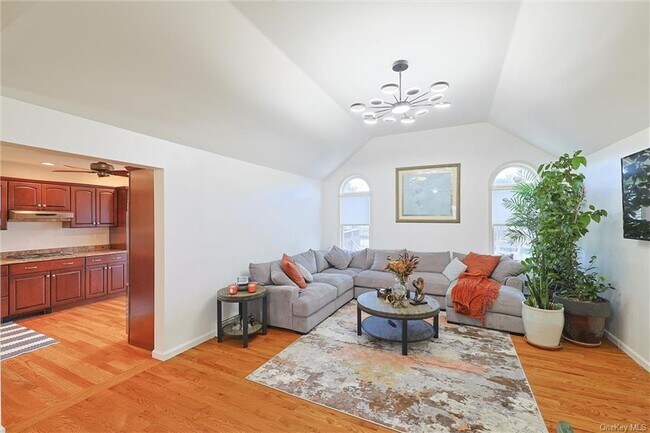 Foto del edificio - 247 Tompkins Rd