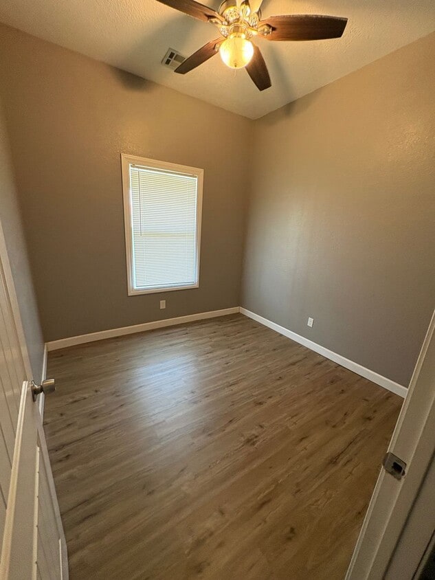 Building Photo - Clean 2 bedroom 1 bath With Tall Ceilings