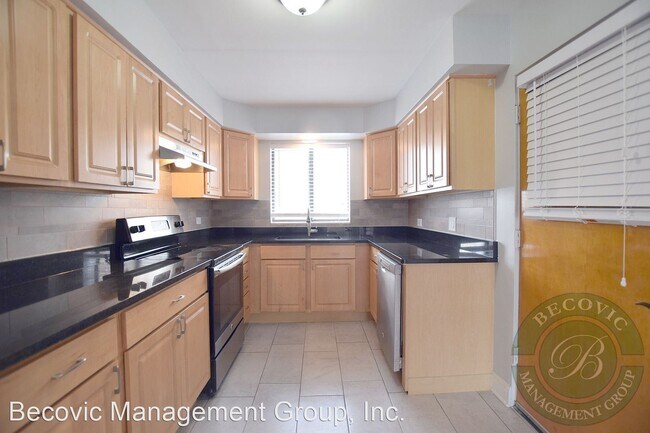 Building Photo - 7630-7638 N Eastlake Terrace