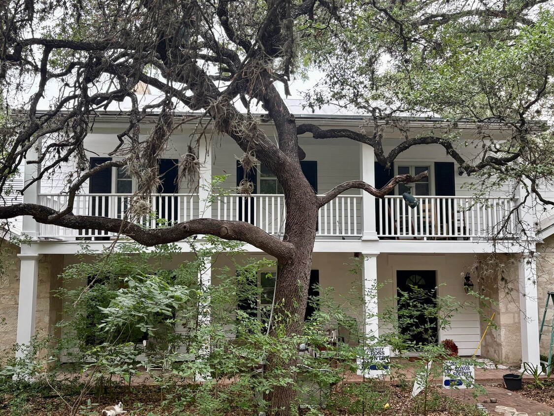 Primary Photo - 207 Country Ln