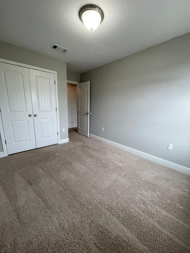 Building Photo - 122 Iron Horse Dr E