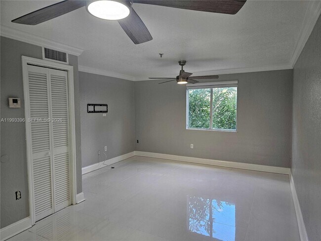 Foto del edificio - 8027 NW 8th St