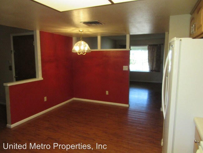Building Photo - 3933 W Sunnyside Dr