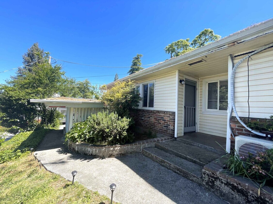Primary Photo - Tri-Plex, 1 bedroom, 1 bath plus a large o...