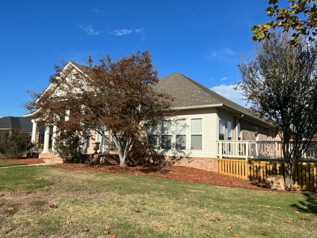 Building Photo - Beautiful River Plantation Home in Mayflow...