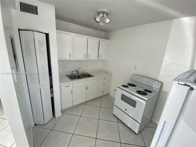 Building Photo - 1825 SW 67th Ave