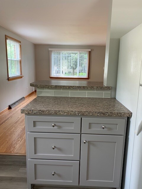 kitchen bar - 326 Elm Dr