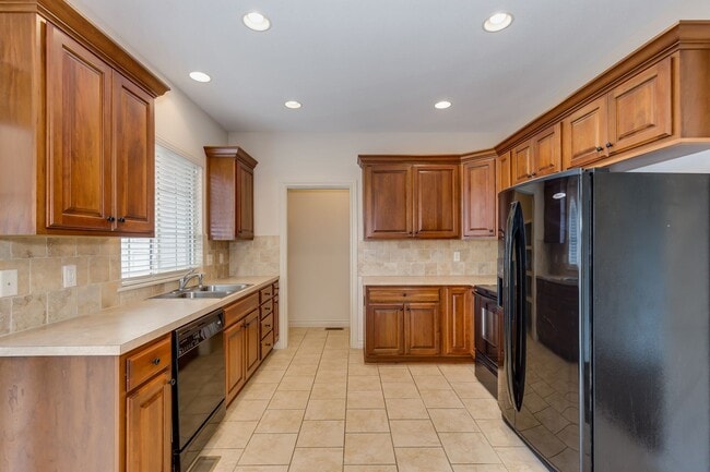 Foto del edificio - 9812-9814 E 19th St N