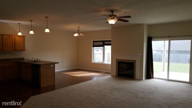 Building Photo - 3 br, 2 bath Condo - 4402 University Dr