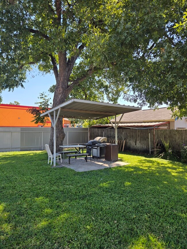 Building Photo - Broadway Apartments