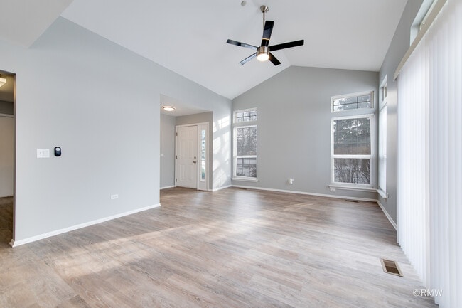 Building Photo - 460 Mayflower Ln