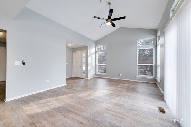 Foto del edificio - 460 Mayflower Ln