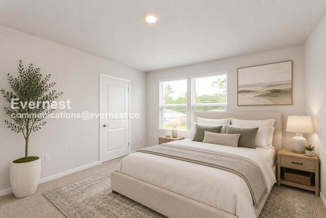 Foto del edificio - 5 Bed/3 Bath Home with Fenced Yard / Pet-friendly / Coming Soon!
