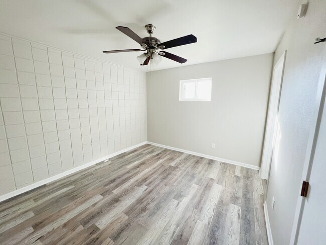 Duerme plácidamente en esta espaciosa habitación con ventilador de techo. - 2125 Banita St