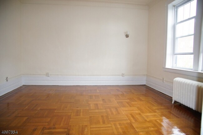 Building Photo - 10 Roosevelt Pl