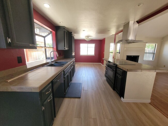Building Photo - Cozy 3Bx2B Next to Fritz Grupe Park - Avai...