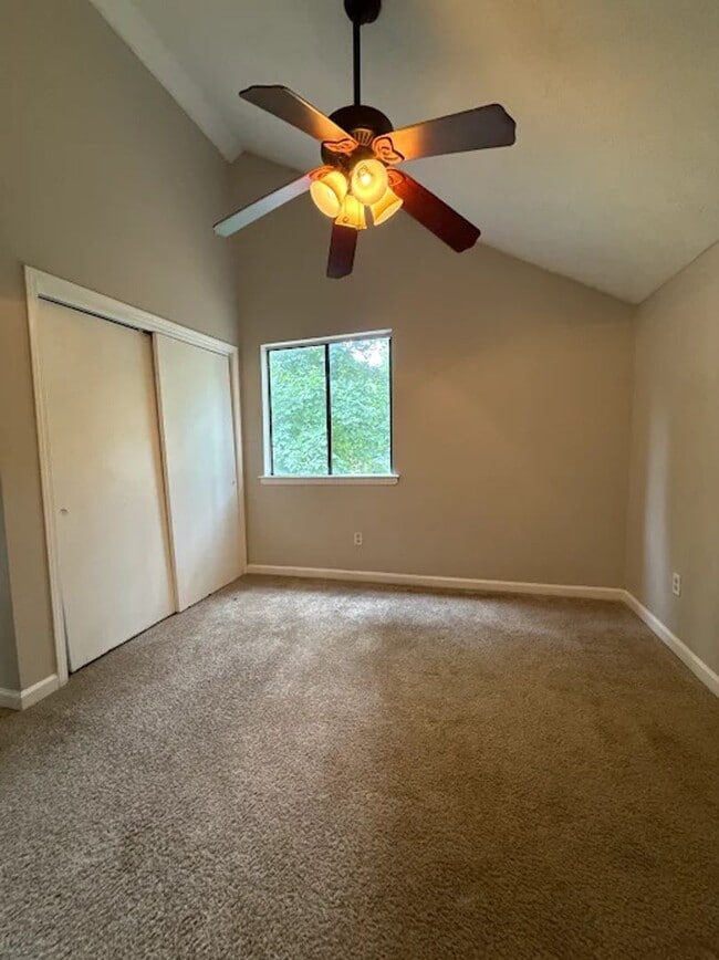 Building Photo - 3 Bed  2.5 bath in Stone Mountain!