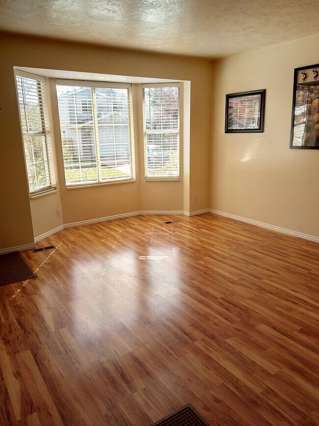 528 W 1950 N, Centerville, UT 84014 House for Rent in Centerville, UT