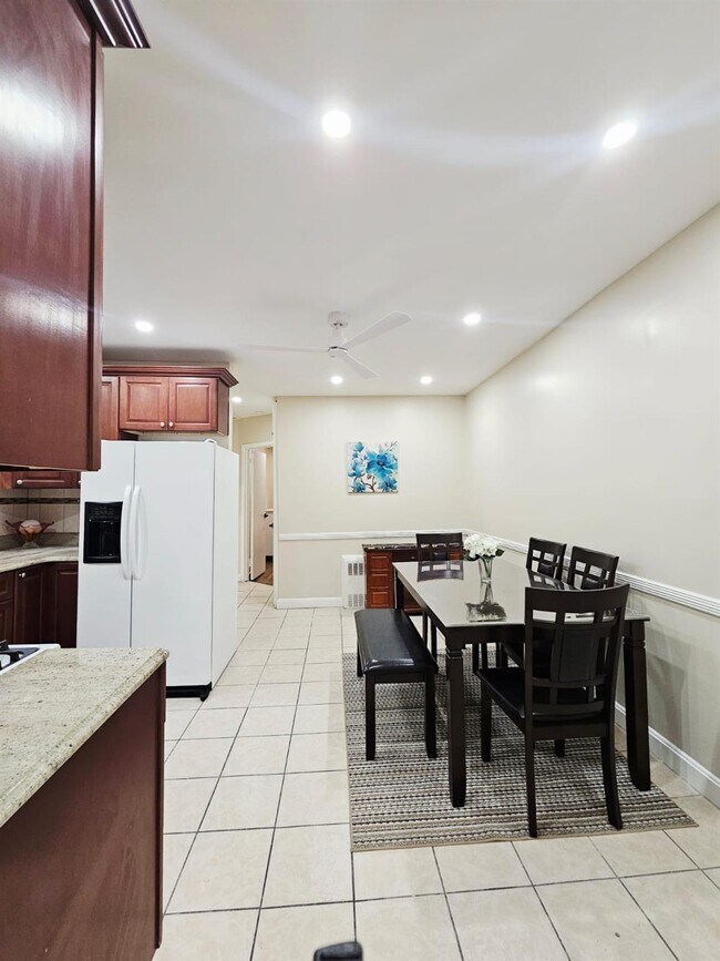 Foto del edificio - 228 E 89th St