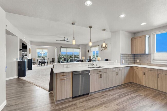 Foto del edificio - High Rise Condo in One Las Vegas- 4 bedrooms, 3.5 Baths- 2872 Sq. Feet