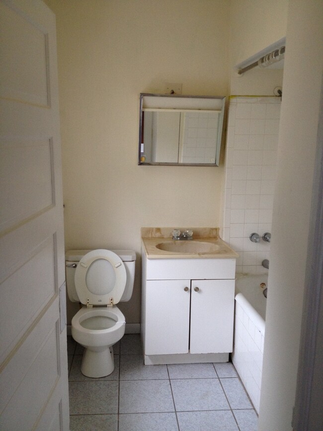 Bathroom - 1436 Felicity St