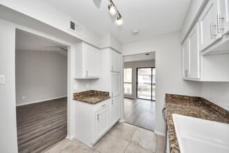 Building Photo - 1818 Augusta Dr